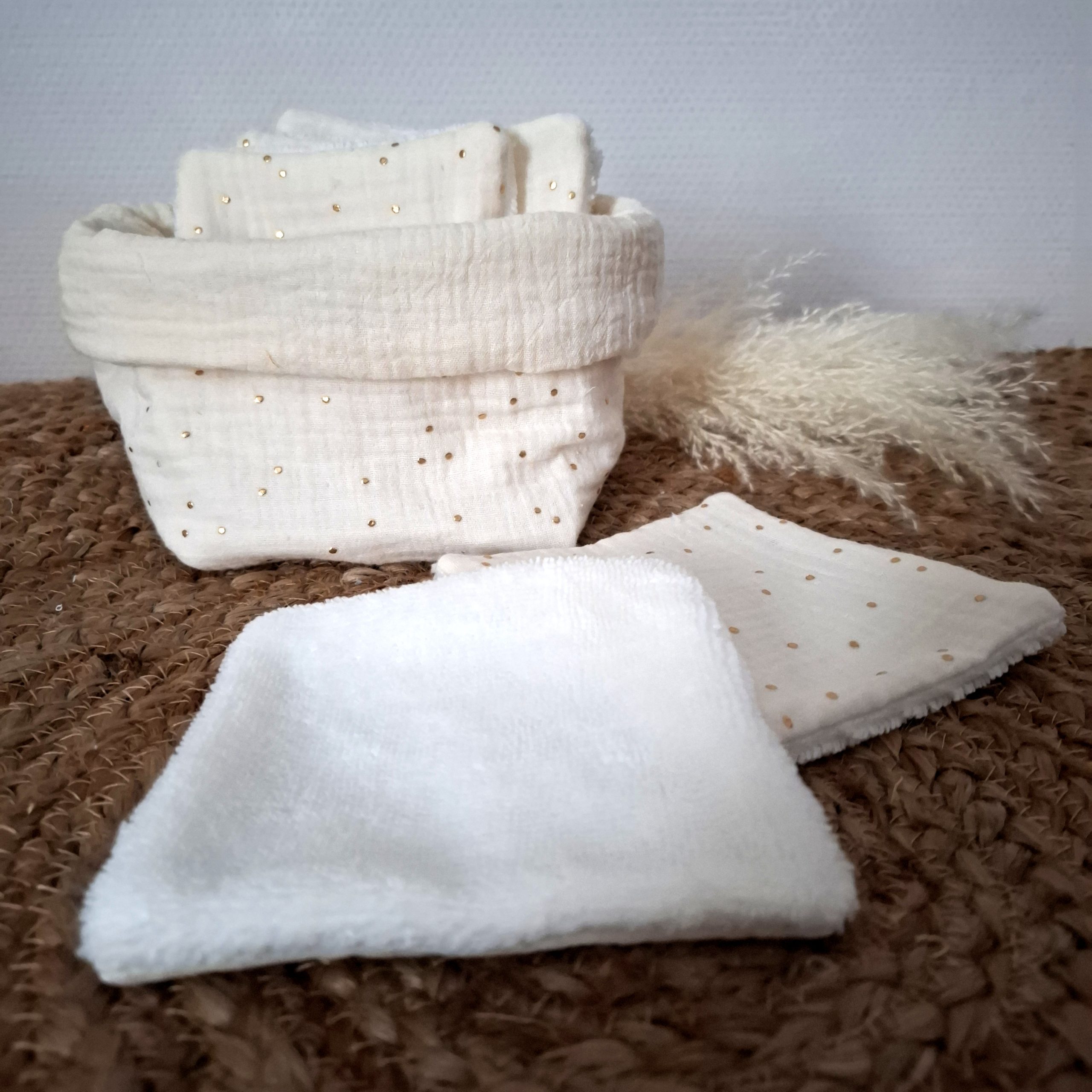 Panière avec lingettes coton double gaze pois dorés couleur écru