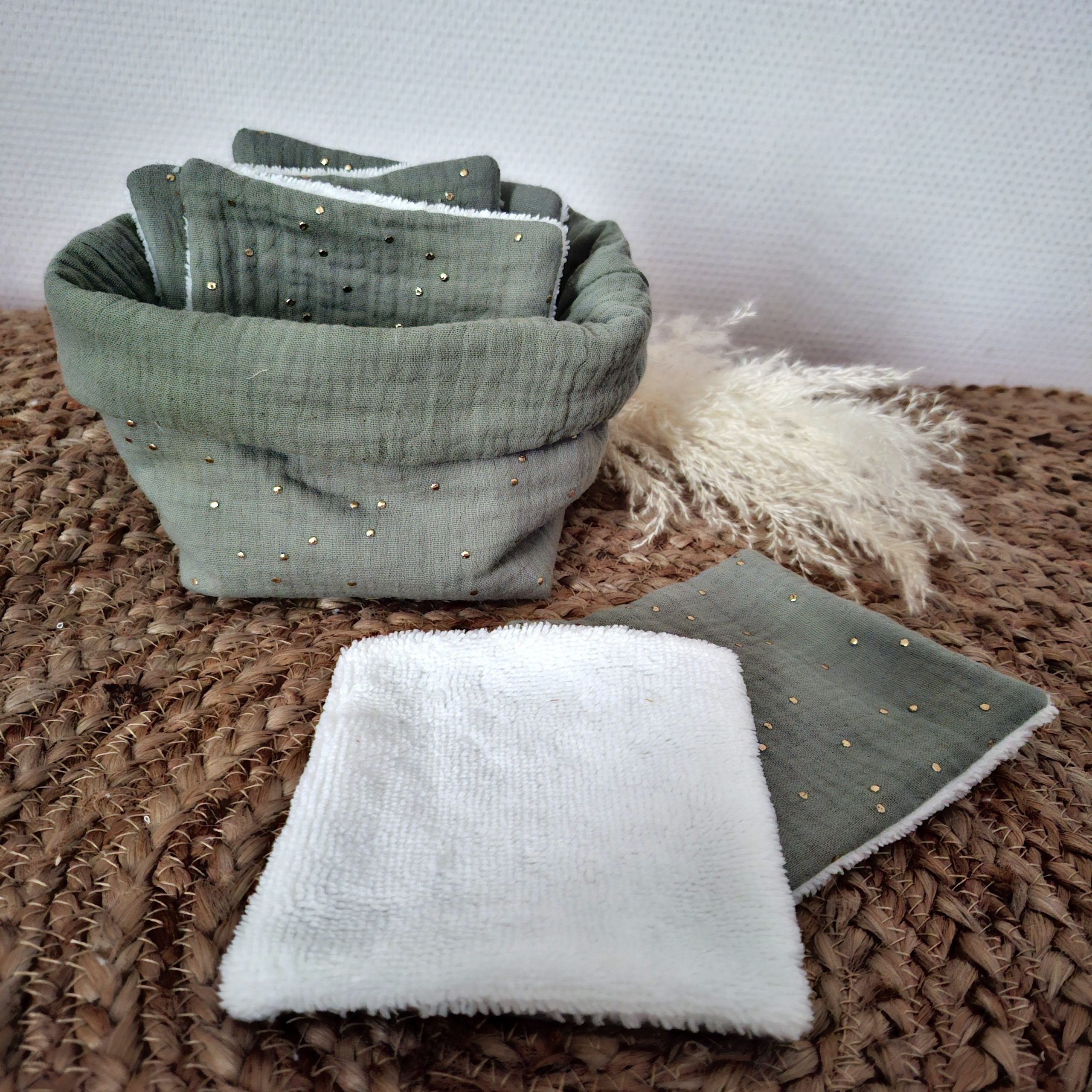 Panière avec lingettes coton double gaze pois dorés couleur vert kaki