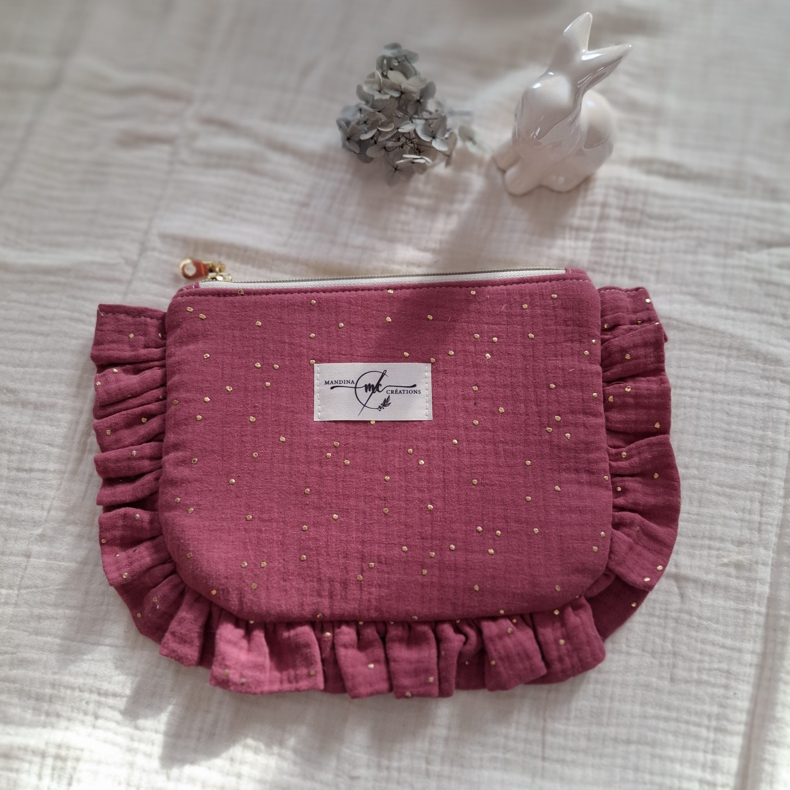 trousse plate zippée double gaze avec pois doré couleur framboise