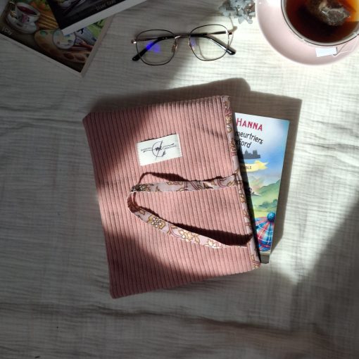 Pochette en velours côtelé couleur rose avec doublure fleurs indien rose pour ranger le livre de poche