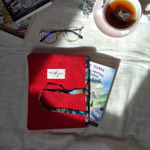 Pochette en velours côtelé couleur vermillon avec doublure fleurs ancolie pour ranger le livre de poche