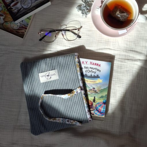 Pochette en velours côtelé couleur lichen avec doublure fleurs végétal ton froid pour ranger le livre de poche