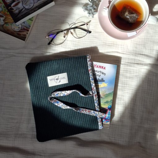 Pochette en velours côtelé couleur vert sapin avec doublure fleurs corail pour ranger le livre de poche