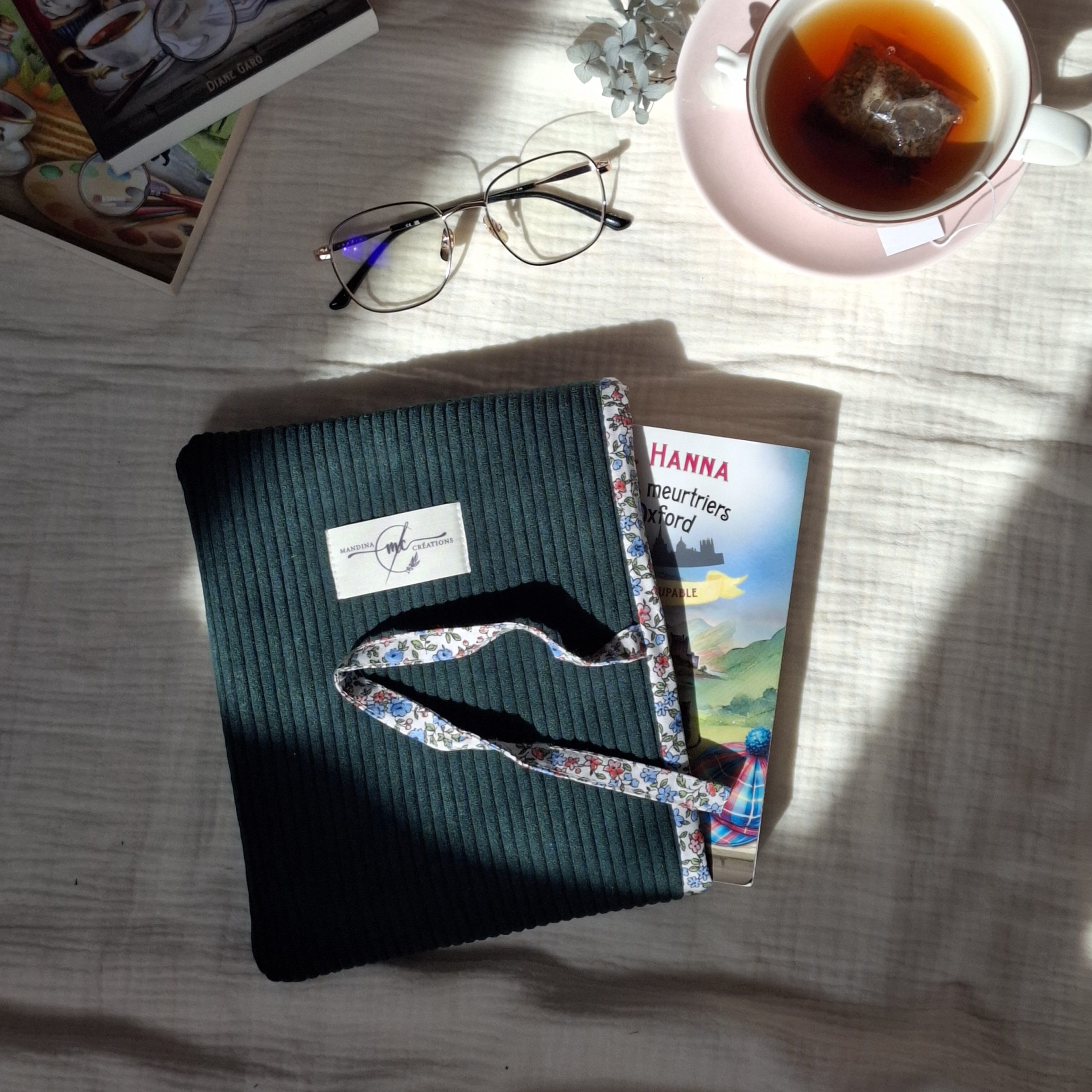 Pochette en velours côtelé couleur vert sapin avec doublure fleurs corail pour ranger le livre de poche