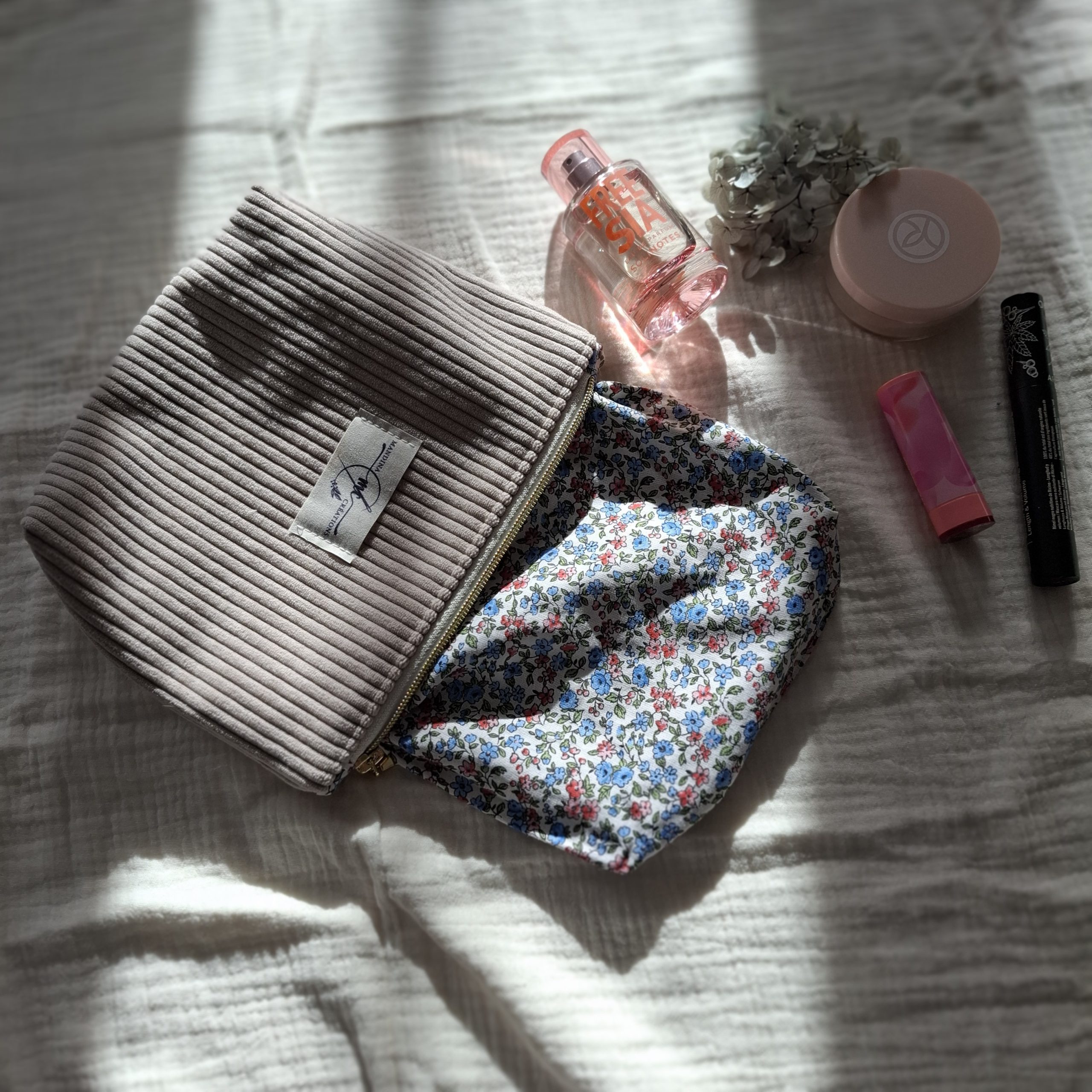 Petite trousse zippée en velours côtelé couleur beige