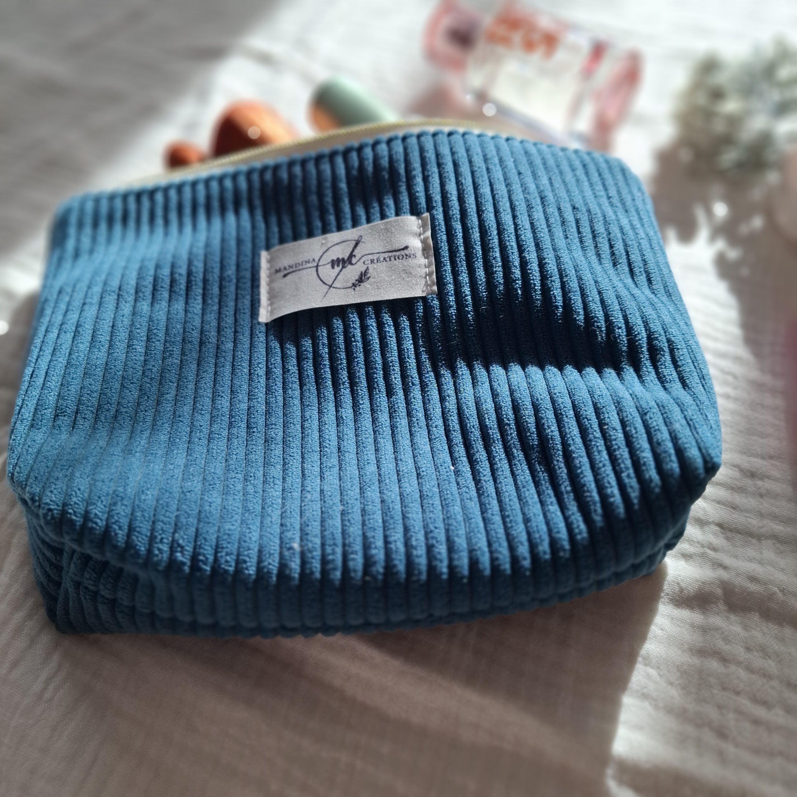 Petite trousse zippée en velours côtelé couleur bleu canard