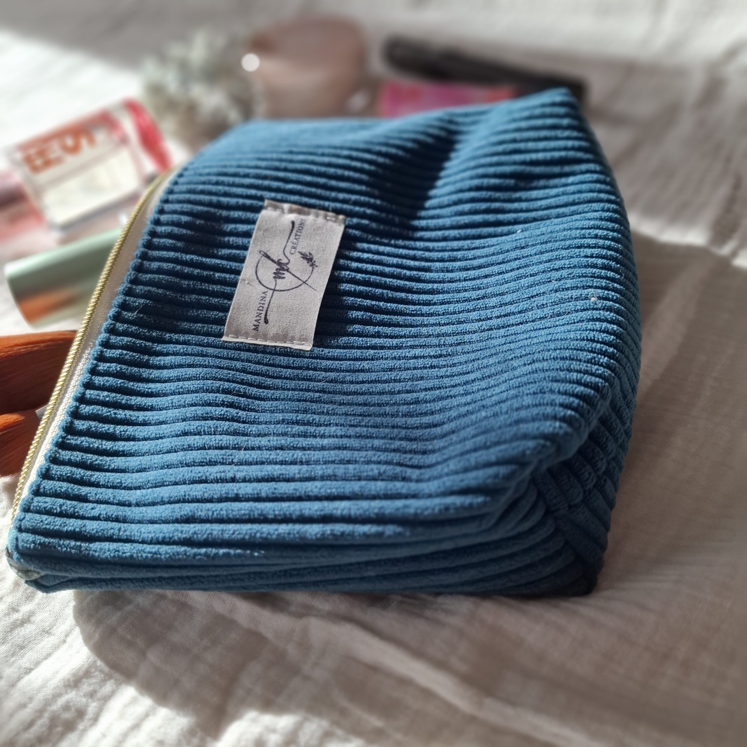 Petite trousse zippée en velours côtelé couleur bleu canard