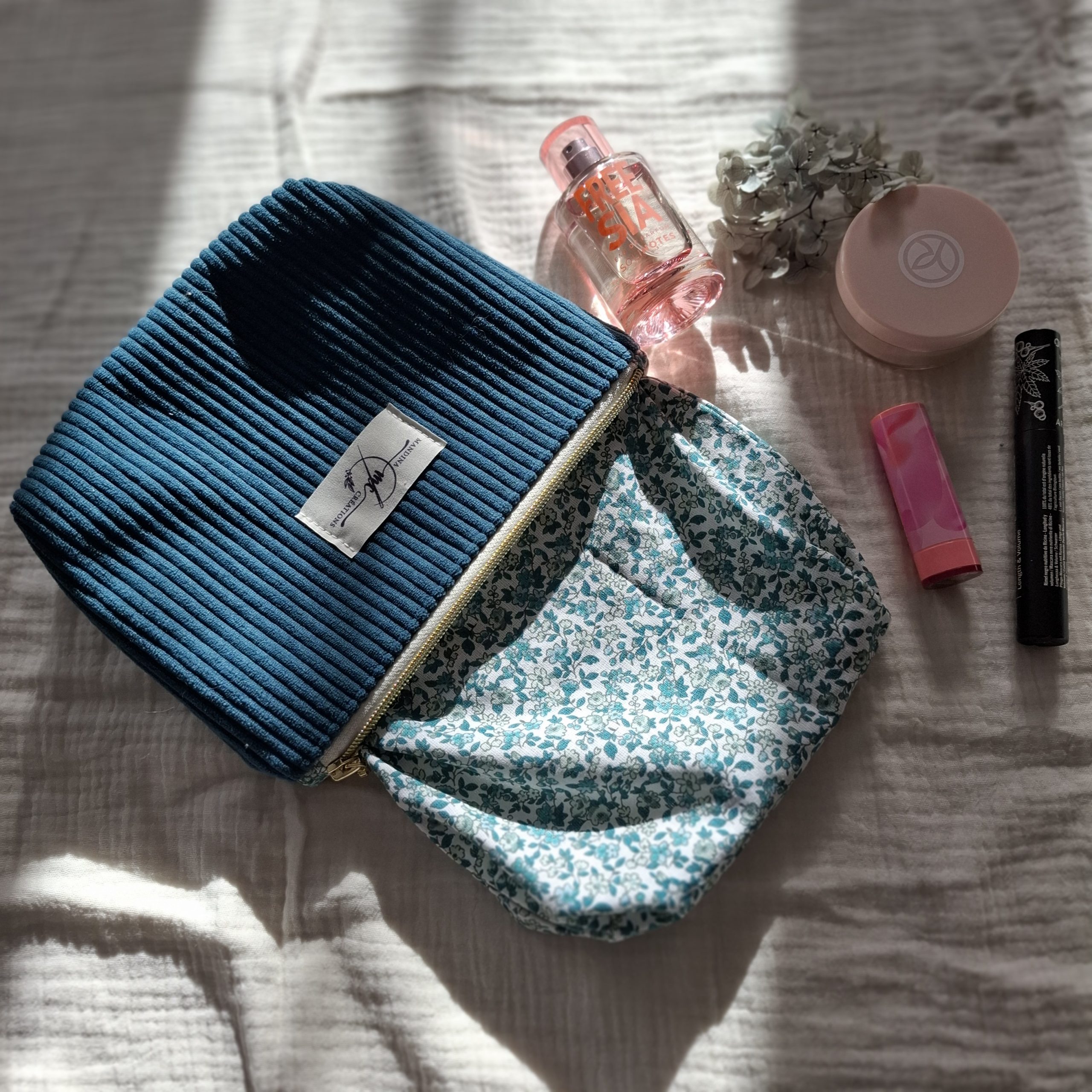 Petite trousse zippée en velours côtelé couleur bleu canard