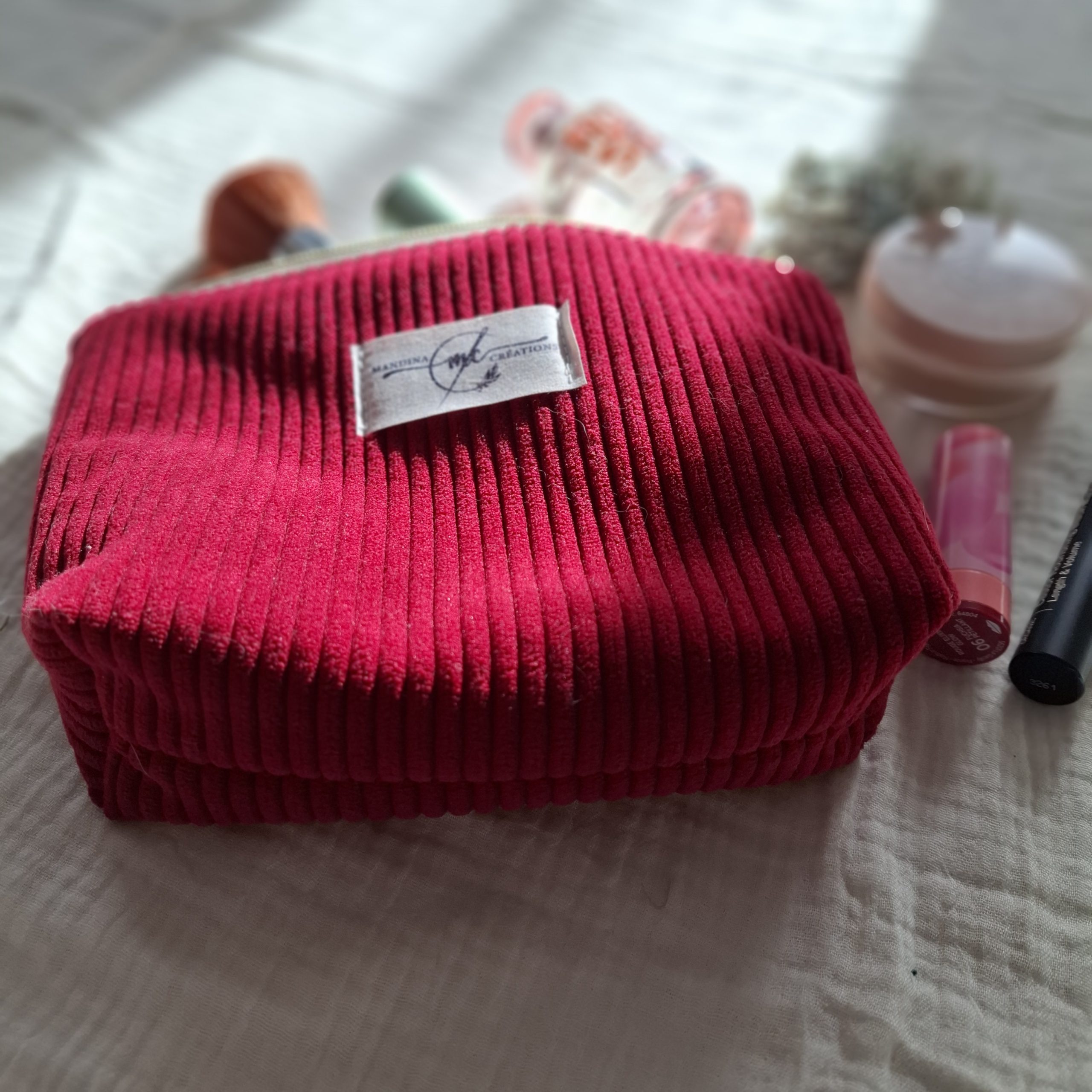 Petite trousse zippée en velours côtelé couleur bordeaux
