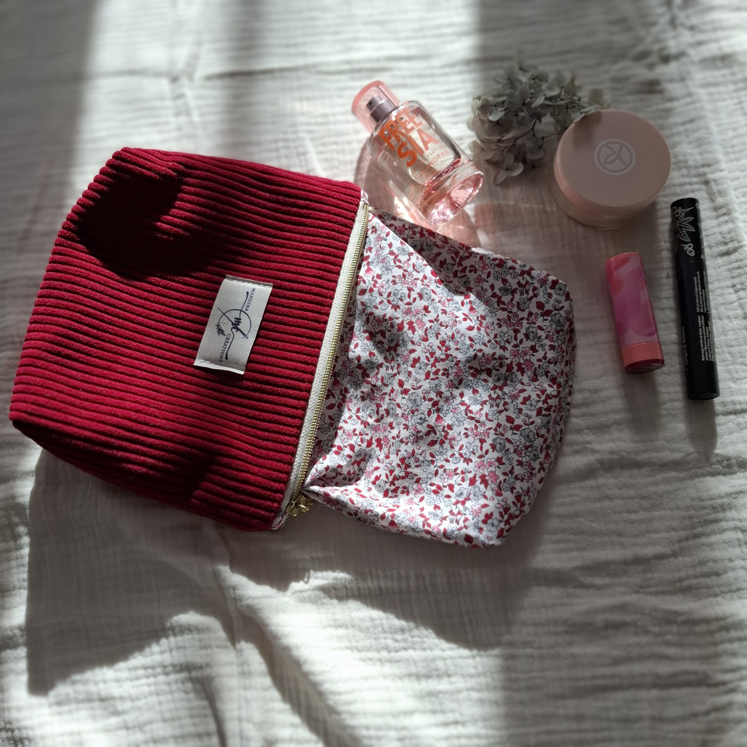Petite trousse zippée en velours côtelé couleur bordeaux