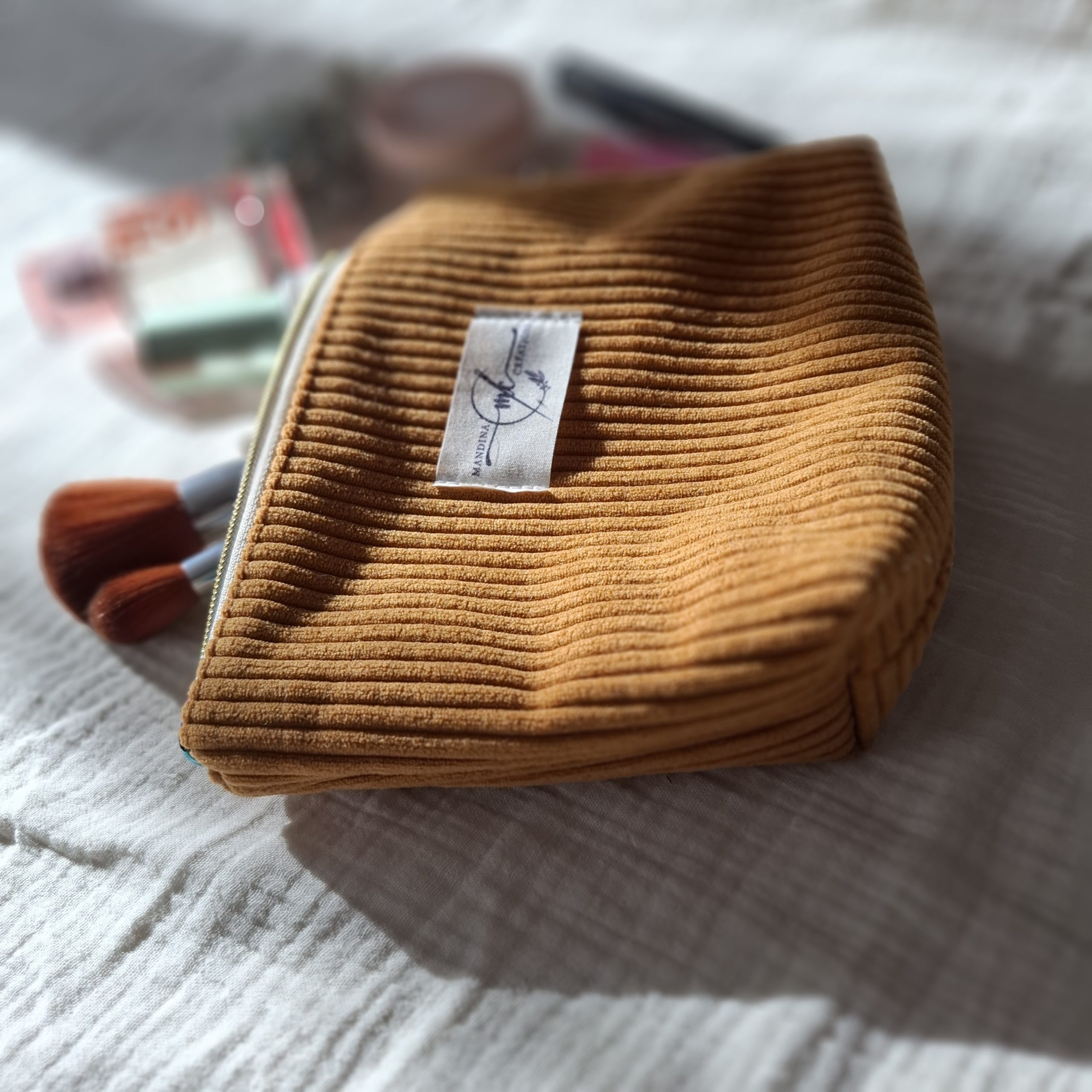 Petite trousse zippée en velours côtelé couleur camel