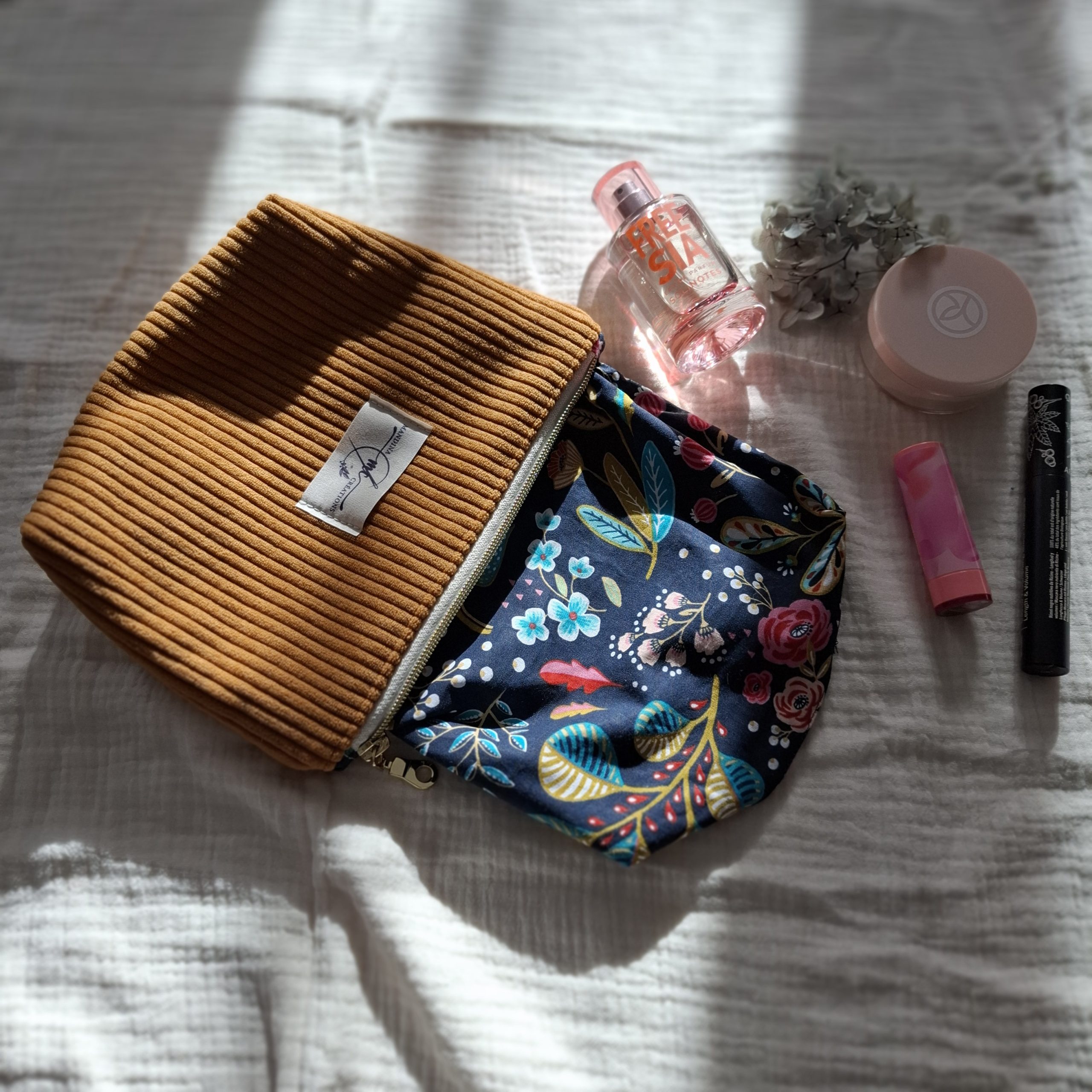Petite trousse zippée en velours côtelé couleur camel