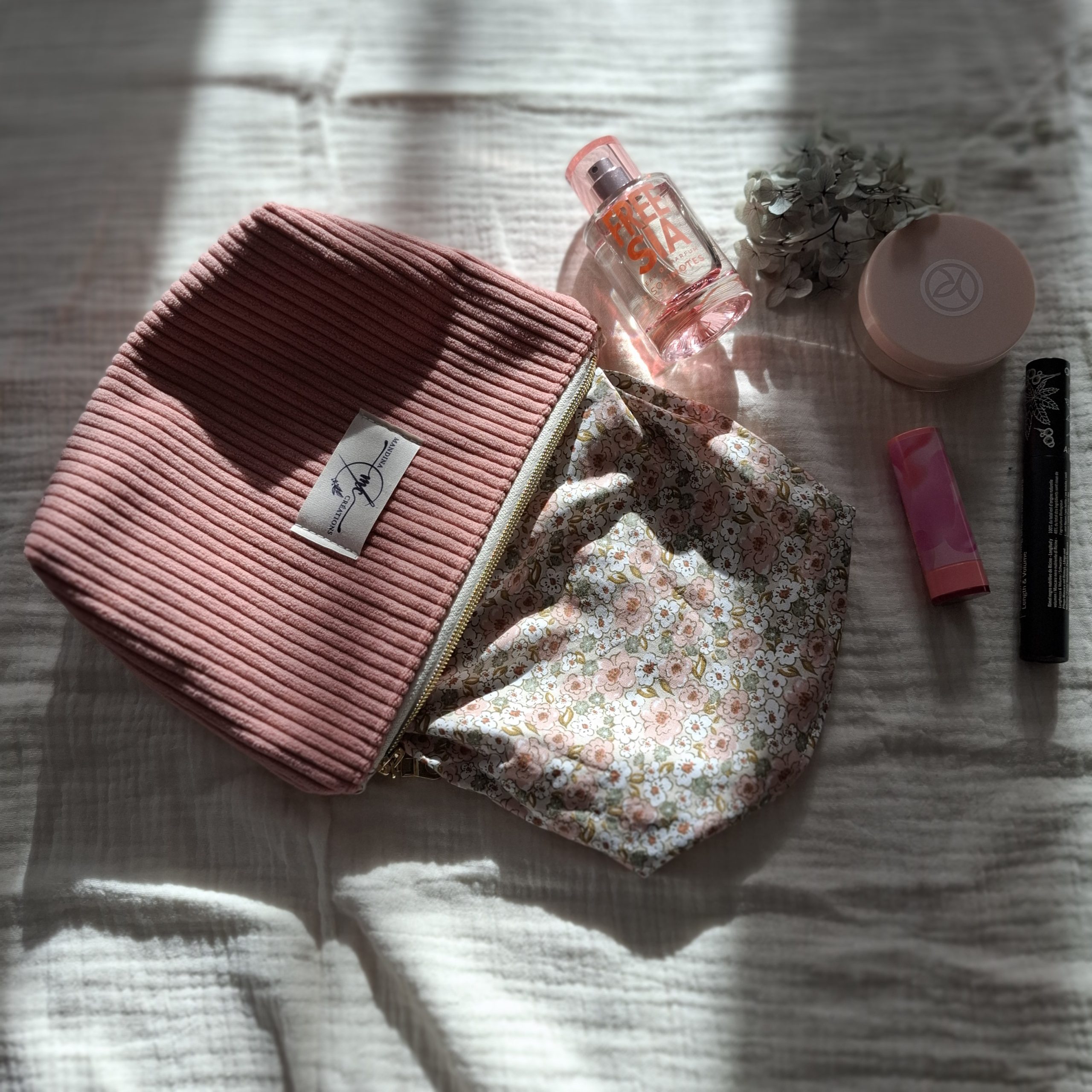Petite trousse zippée en velours côtelé couleur rose de bois