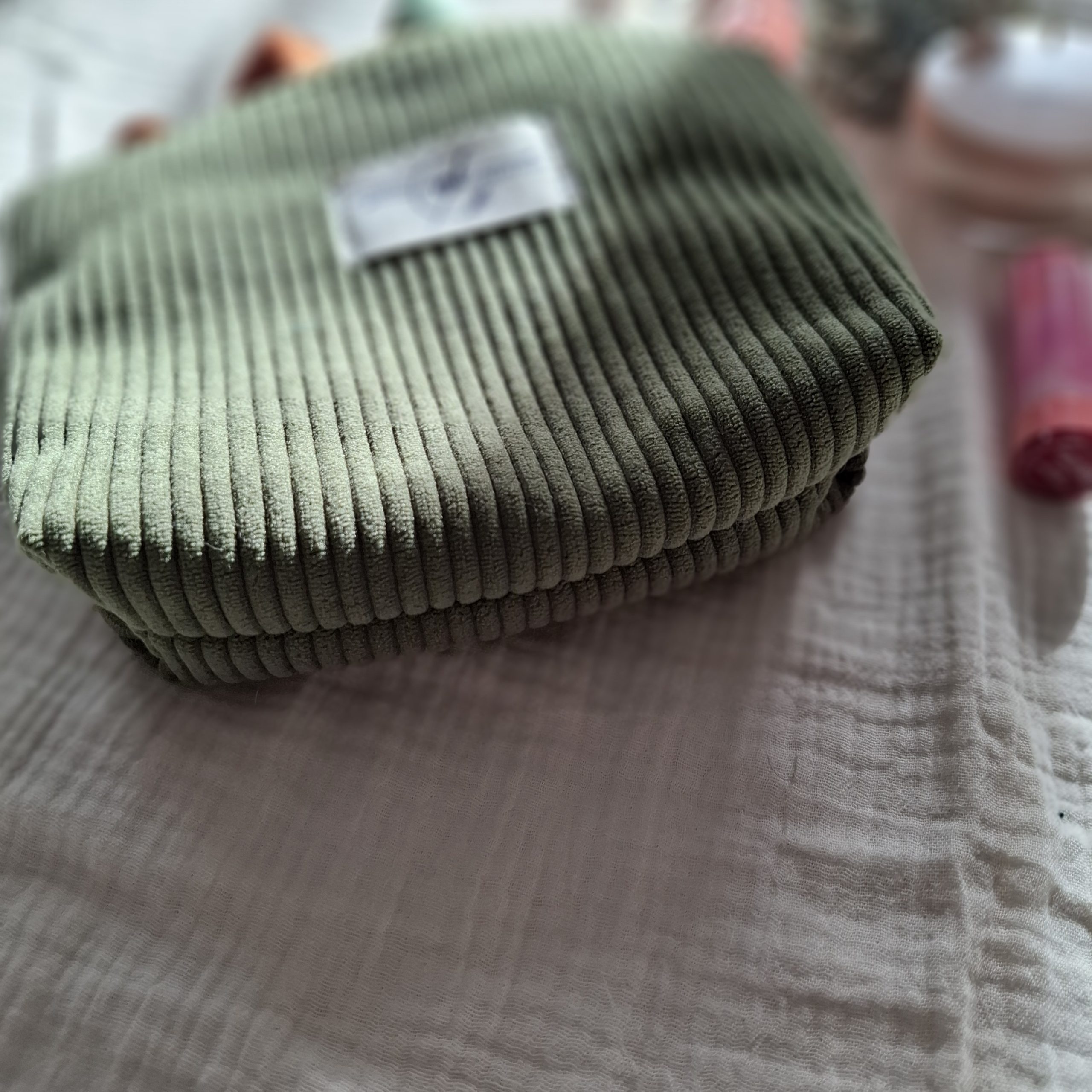 Petite trousse zippée en velours côtelé couleur vert kaki