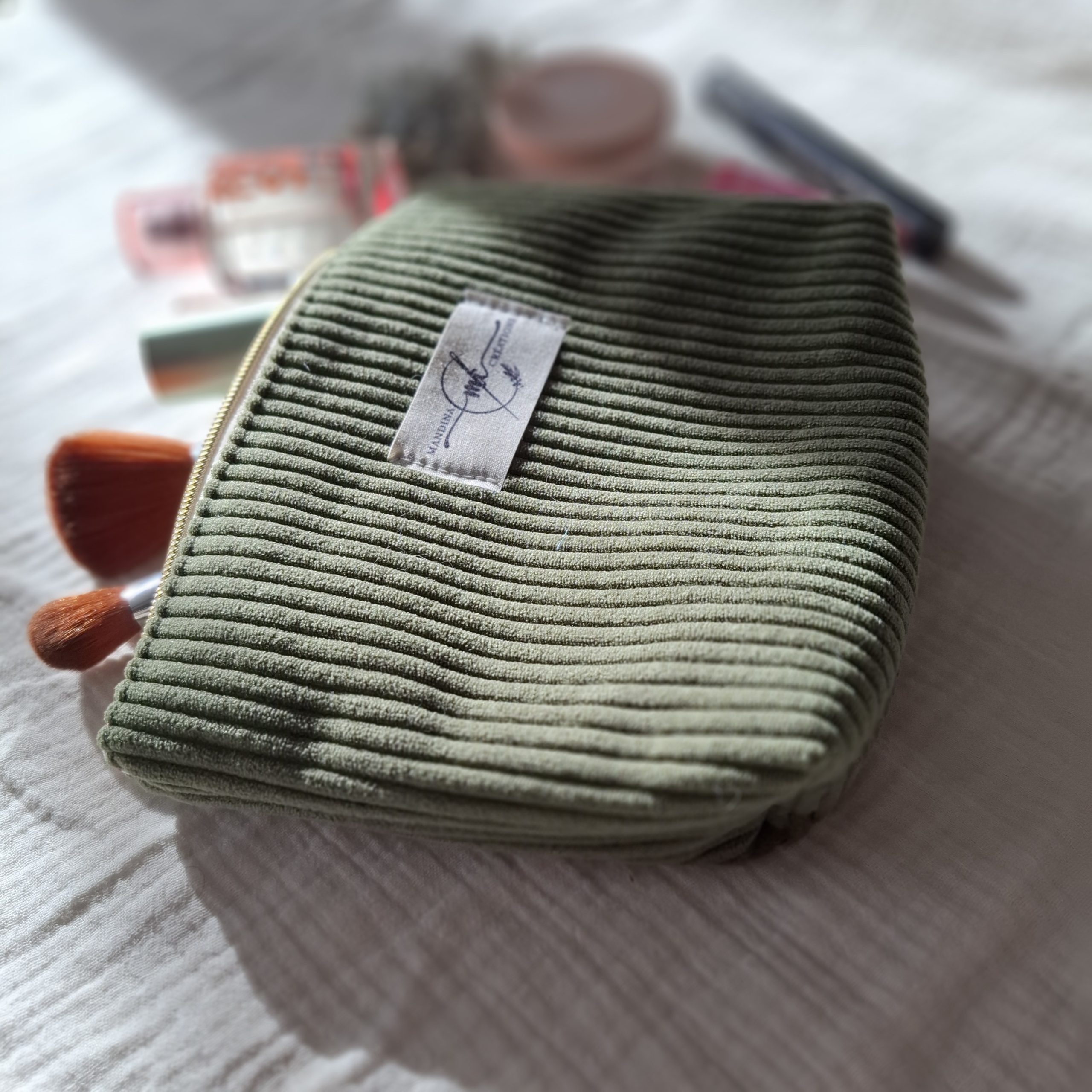 Petite trousse zippée en velours côtelé couleur vert kaki