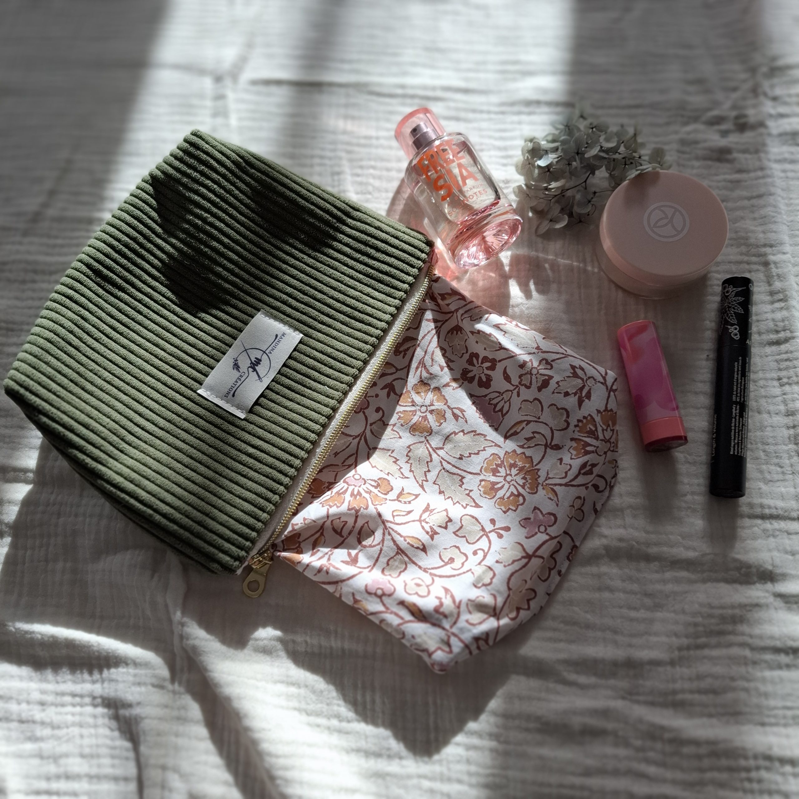 Petite trousse zippée en velours côtelé couleur vert kaki