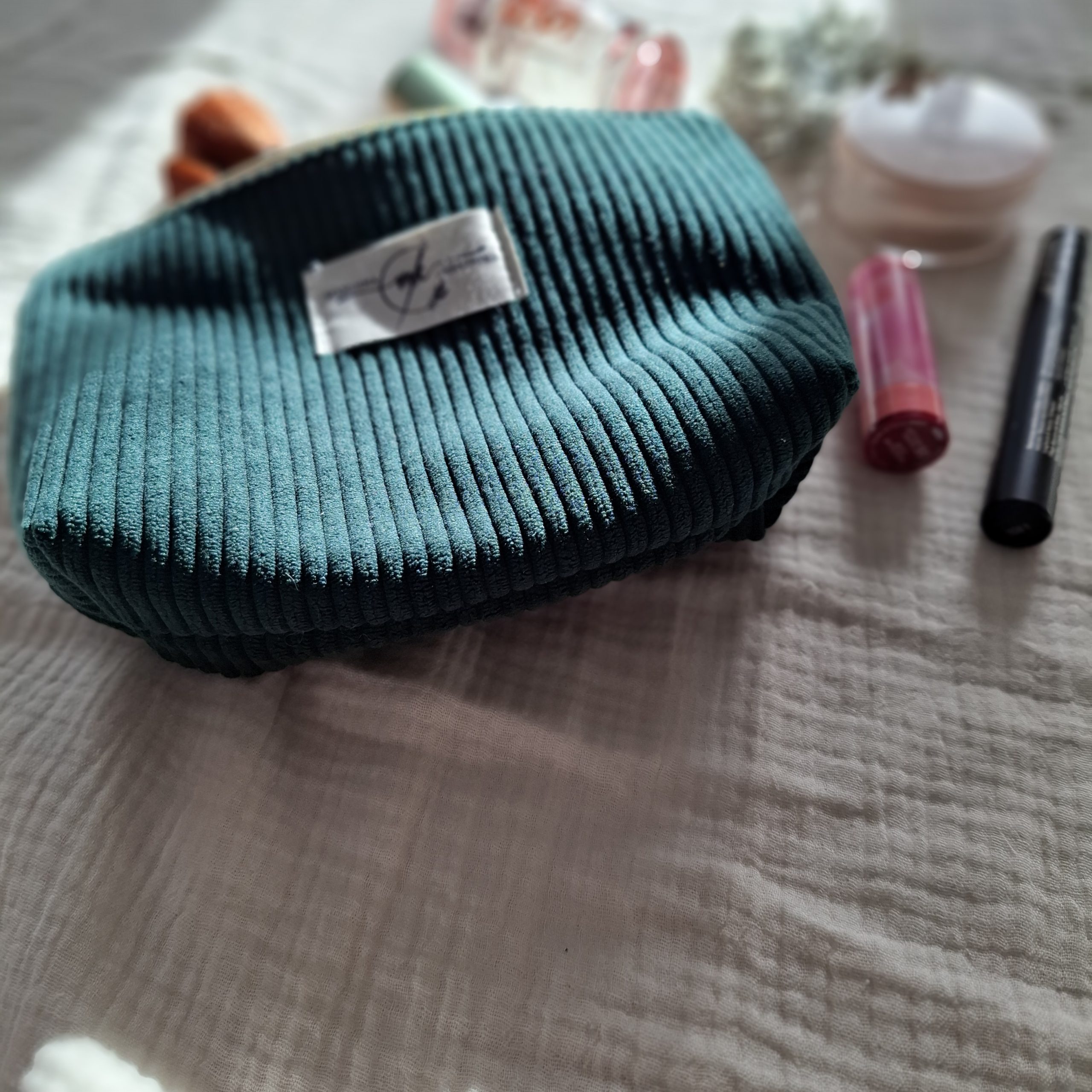Petite trousse zippée en velours côtelé couleur vert sapin