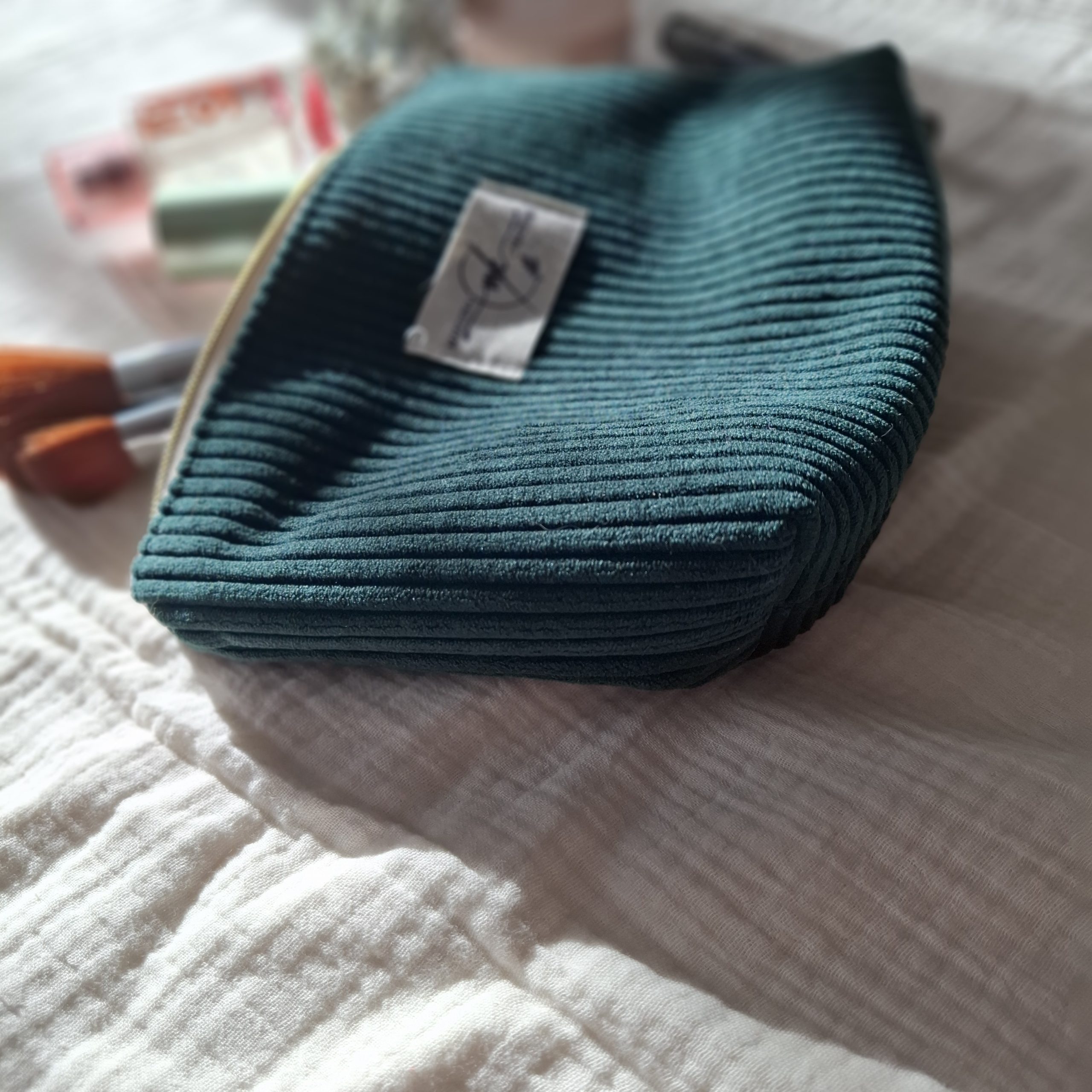 Petite trousse zippée en velours côtelé couleur vert sapin