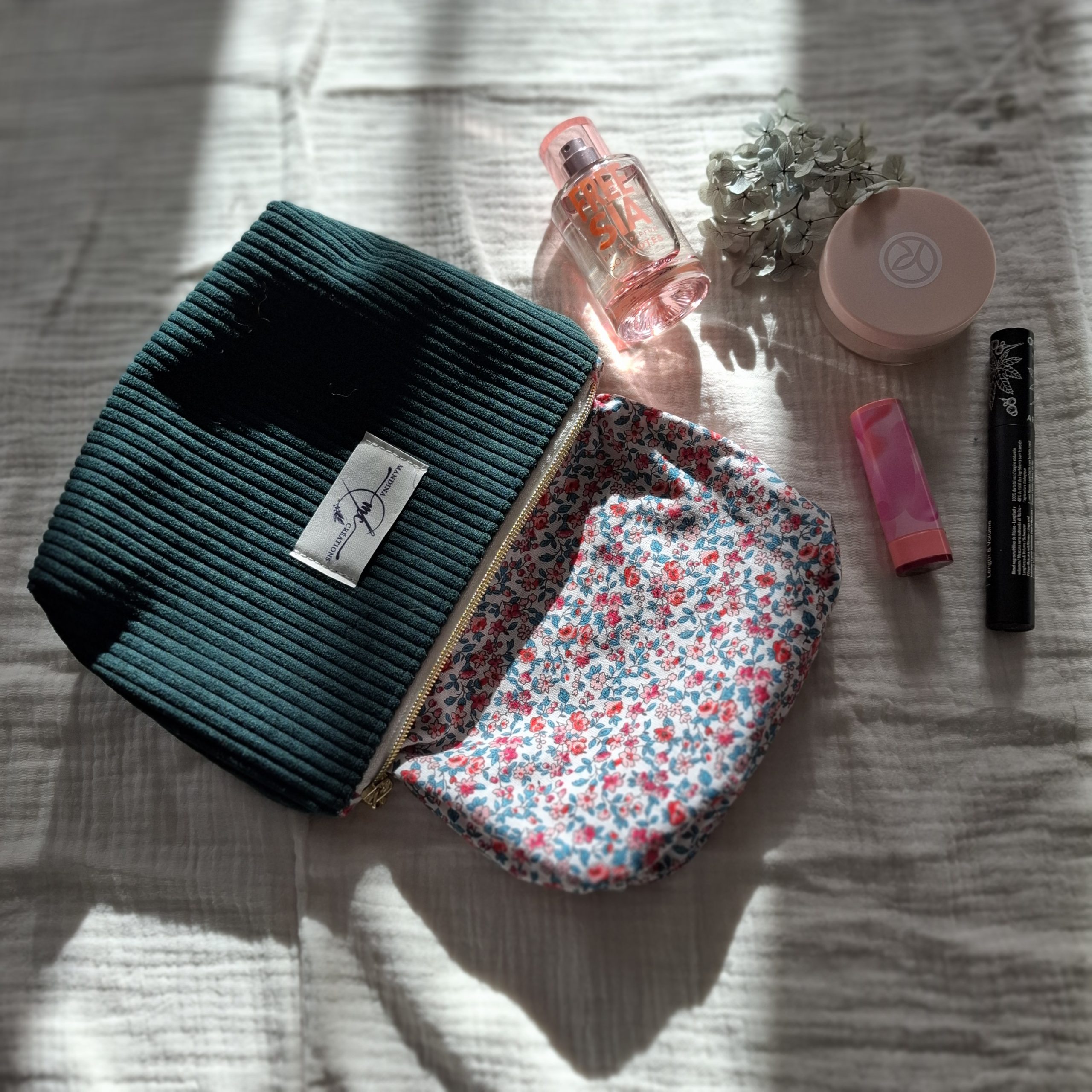 Petite trousse zippée en velours côtelé couleur vert sapin