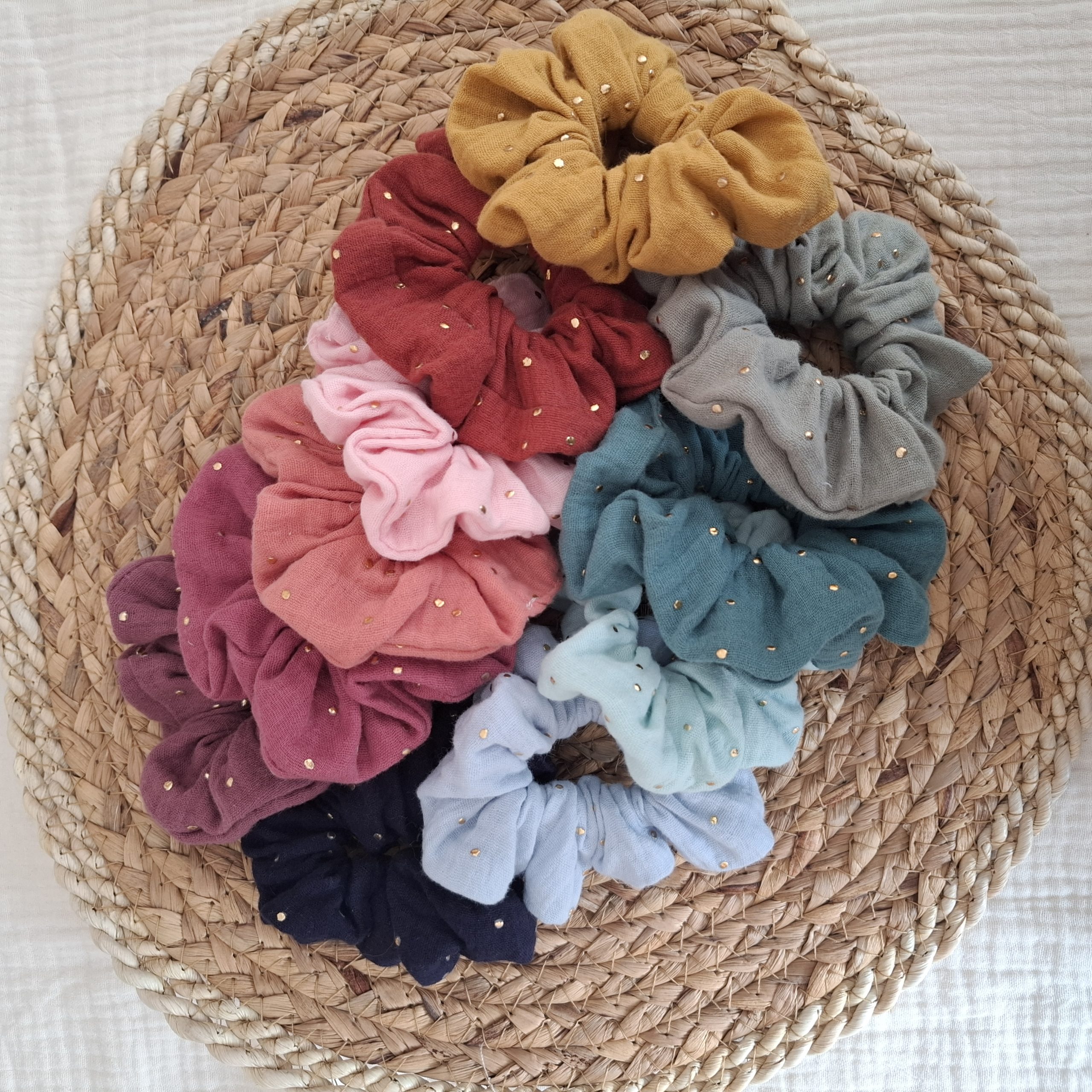 Chouchou en double gaze à pois dorés – En stock