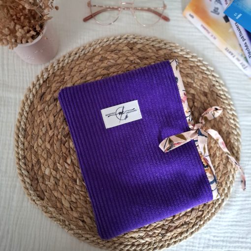 Pochette en velours côtelé lavande - livre de poche