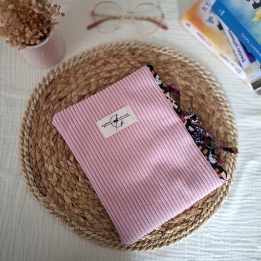 pochette pour livre de poche velours côtelé huggy rose bonbon