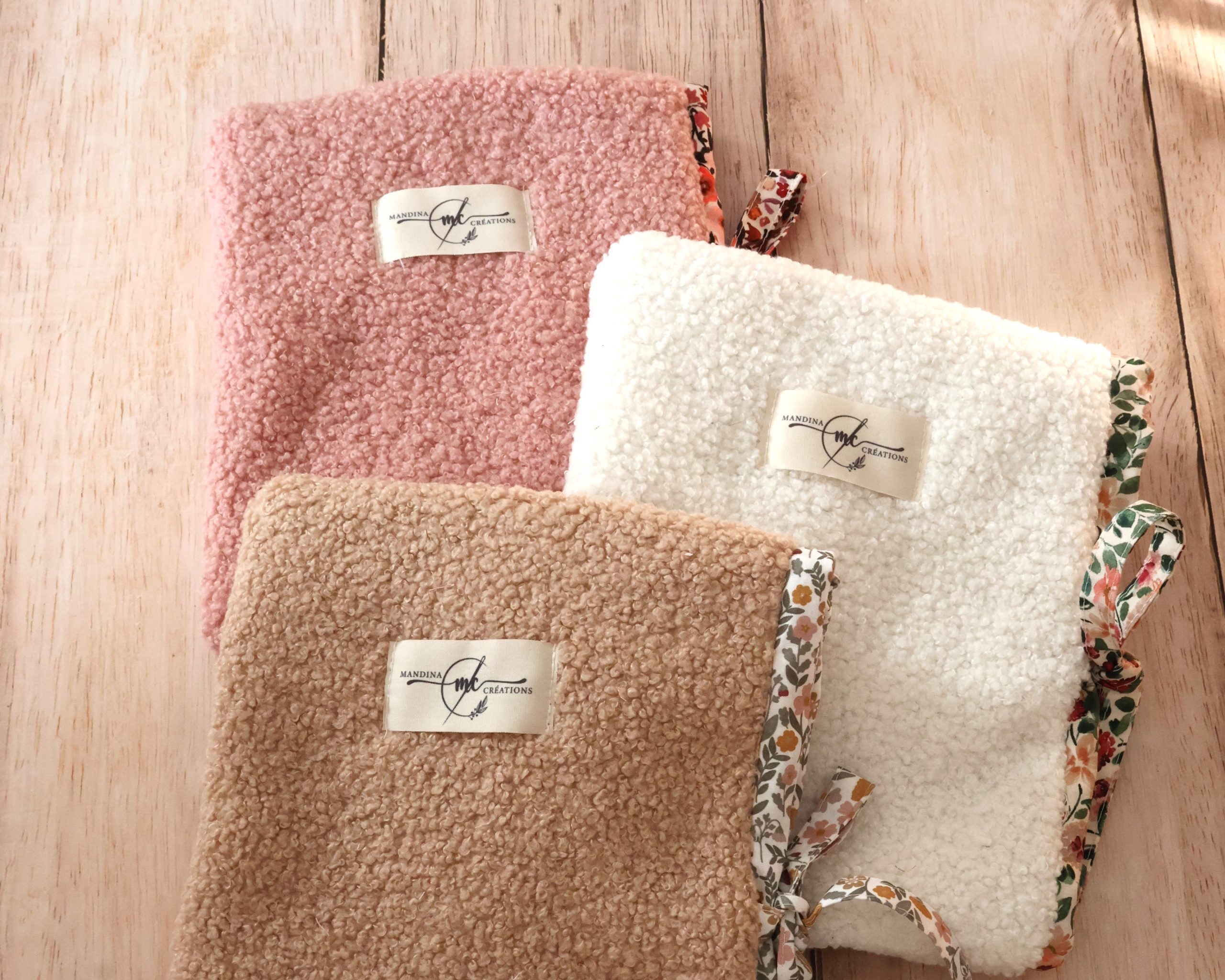 Pochette pour livre de poche bouclette teddy blanc rose marron